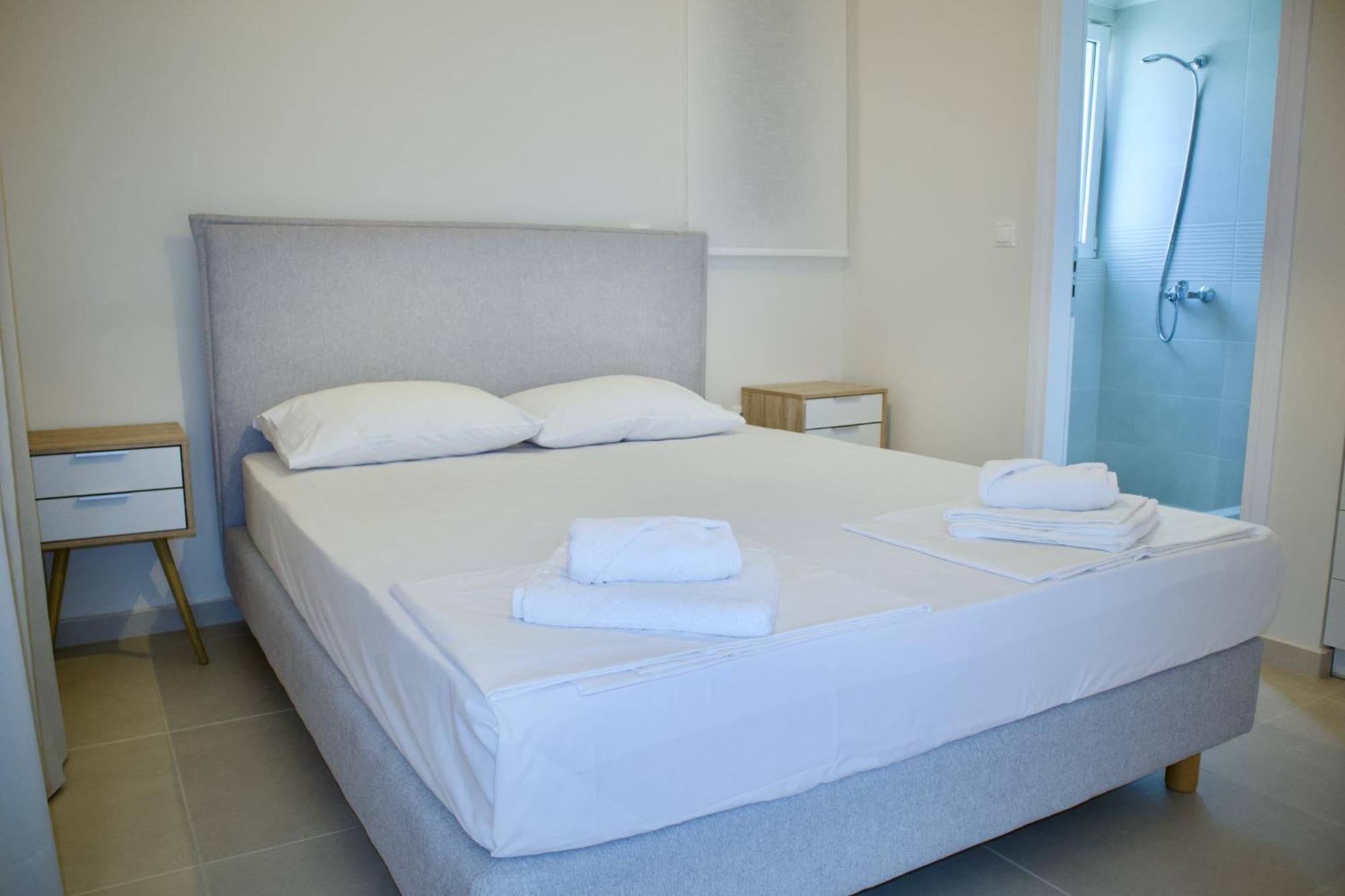 Resitour - Aphrodite Beachfront Apartment Pirgos Psilonerou