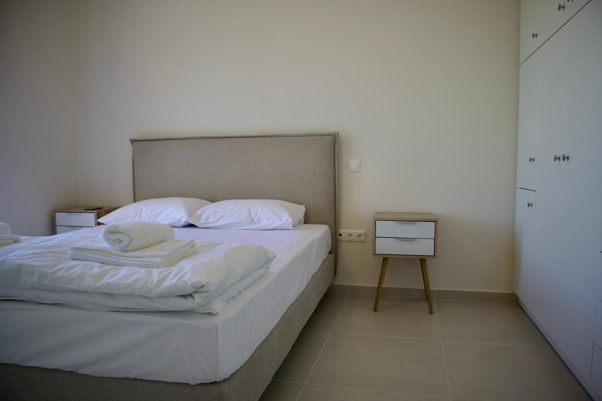 Resitour - Aphrodite Beachfront Apartment *