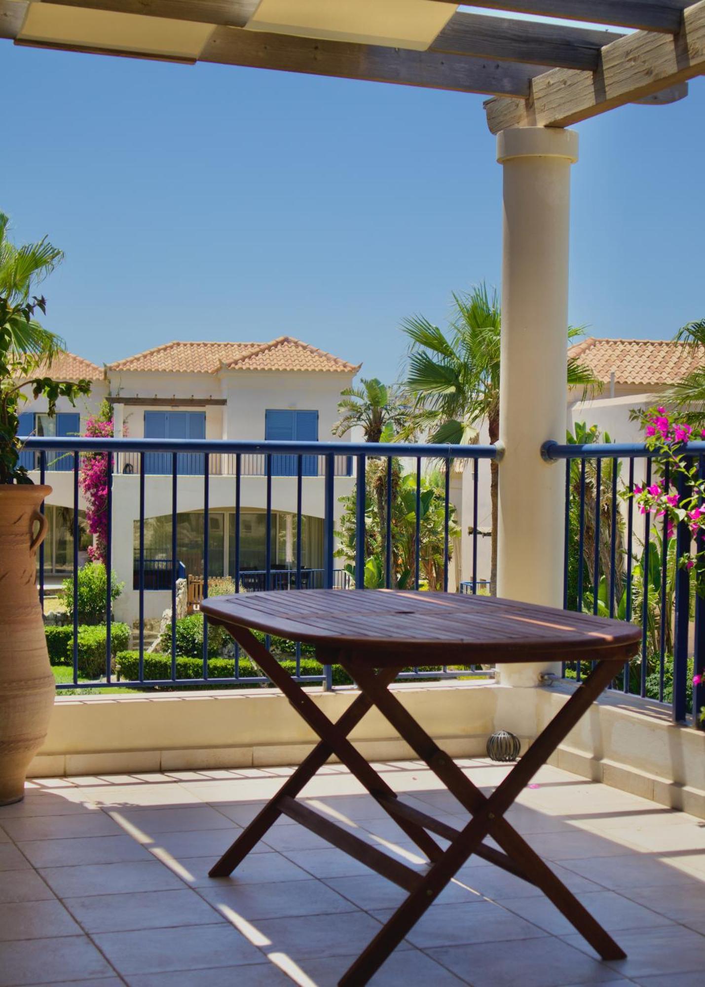 Resitour - Aphrodite Beachfront * Pirgos Psilonerou